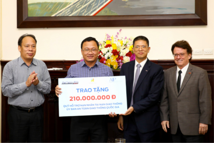 Từ trái sang phải: Ông Nguyễn Trọng Thái, Chánh văn phòng Ủy Ban ATGT quốc gia; TS. Khuất Việt Hùng, Phó Chủ tịch chuyên trách Ủy ban ATGT quốc gia; Ông Phạm Văn Dũng, Giám đốc điều hành Ford Vietnam; Ông Greig Craft, Chủ tịch Quỹ AIP