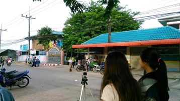 Dr. Rodjana Khoonpoon’s team practices using a video camera to collect data in Songkhla province.
