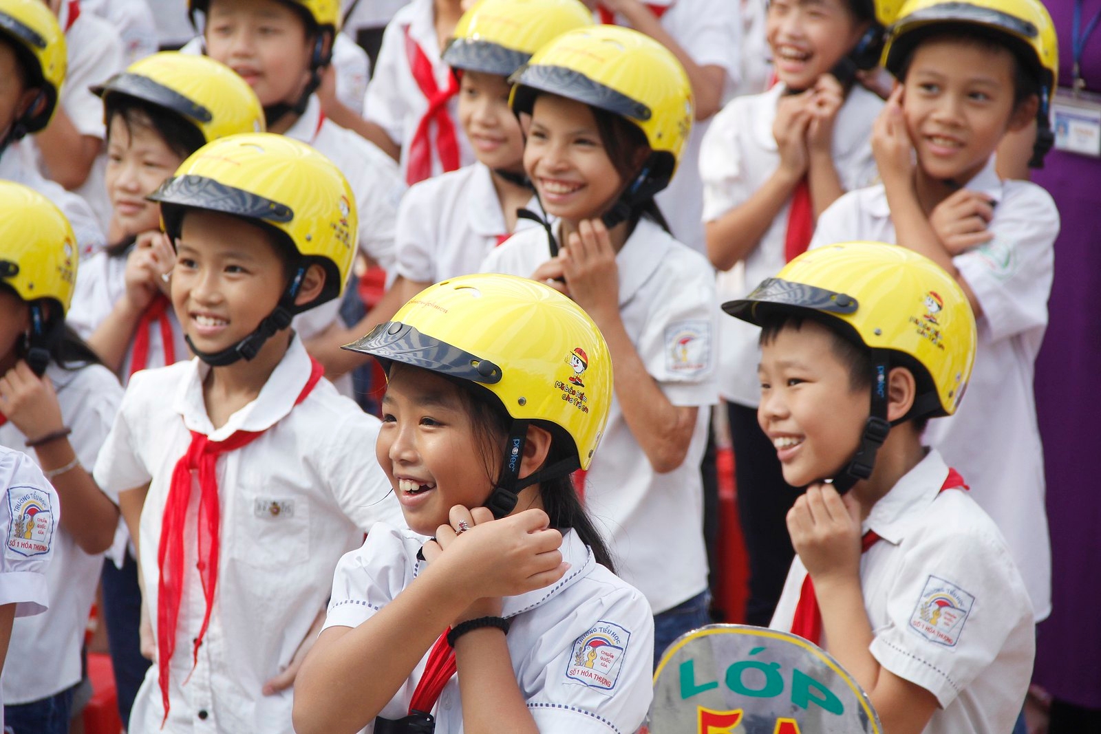 Primary school children in Thai Nguyen learn the three steps to wearing a helmet for the first time