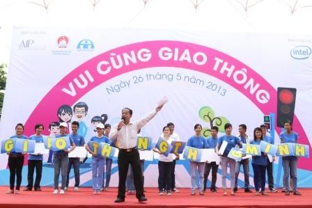 Vietnamese singer, Intel, and local schools partner to zoom in on road safety in District 9