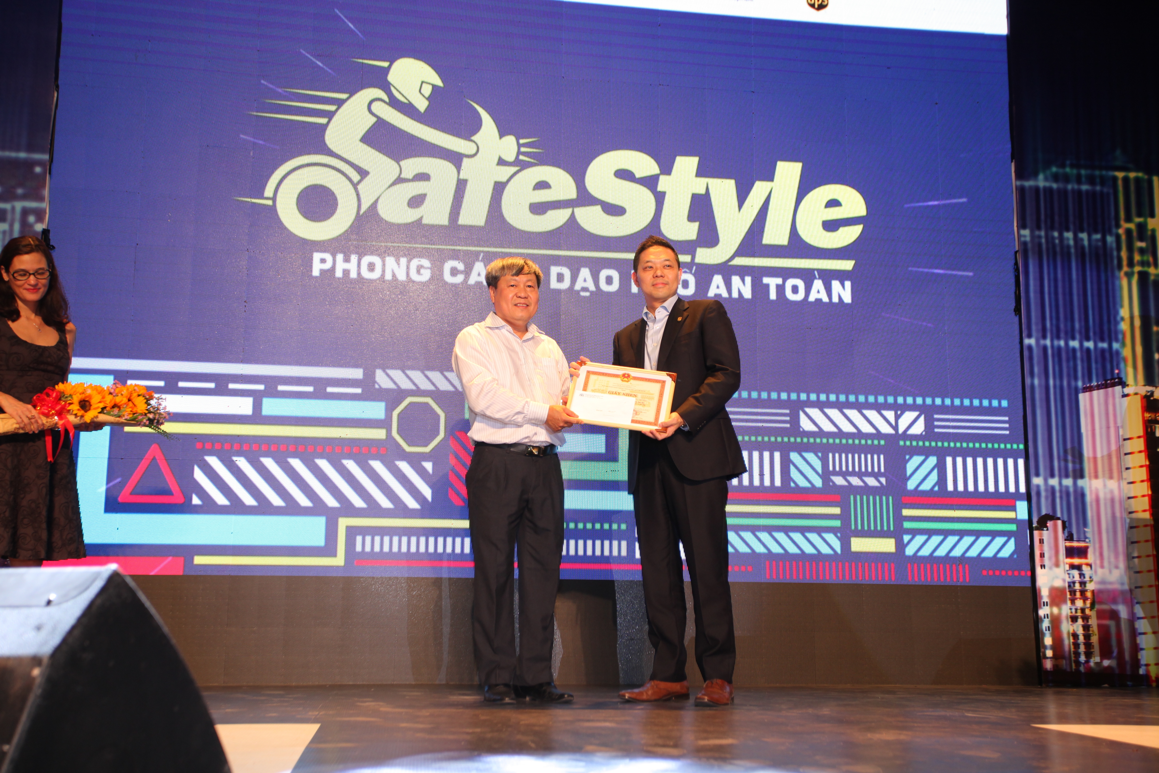 (From left) Mr. Nguyen Ngoc Tuong, Vice Chairman of Ho Chi Minh City Traffic Safety Committee presents Daryl Tay, Managing Director of UPS Vietnam, with a certificate of recognition.