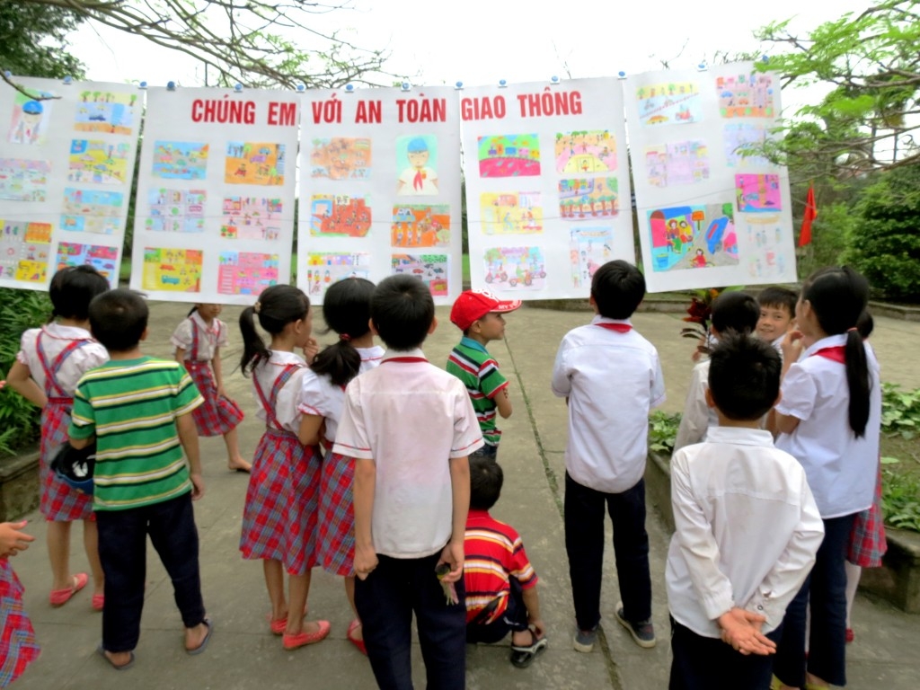 CLEAR brings road safety education to two primary schools in Hai Duong