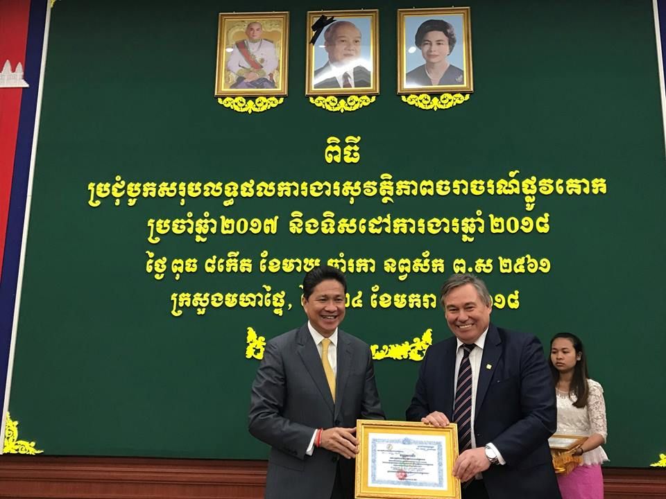 (From left) H.E. Sun Chanthol, Senior Minister, Minister of Public Works and Transportation and Permanent Deputy Chairman of the National Road Safety Committee presents Manulife Cambodia’s CEO Mr Robert Elliott with a Certificate of Appreciation.