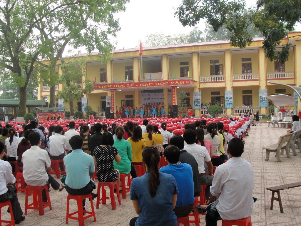 Over 300 parents attend helmet-themed extracurricular activities for students at Ai Quoc Primary School