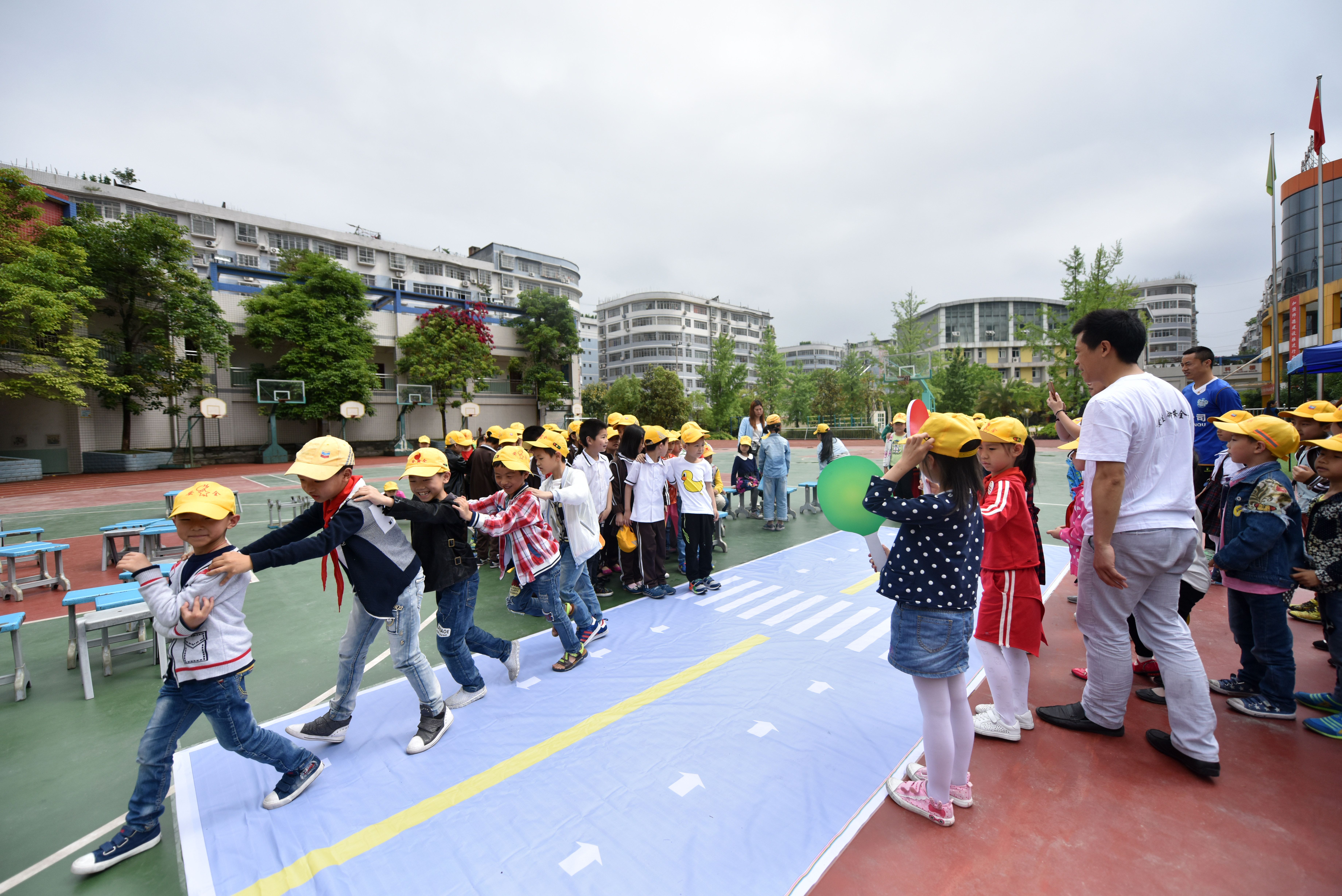 Students in Kaizhou District participate in interactive road safety games during the “#SlowDown for the Kids” event.