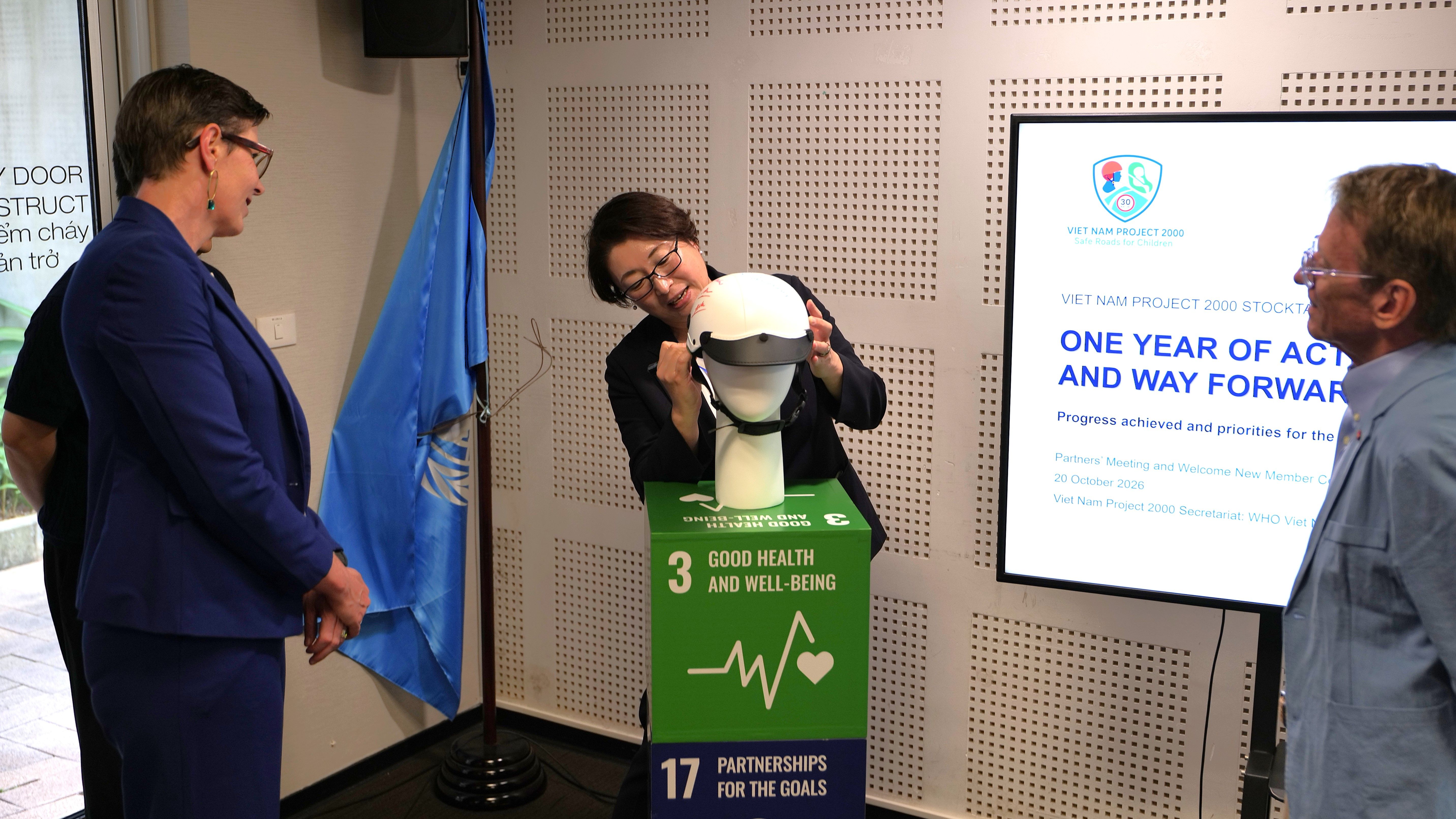 Sayaka Arai, General Director of Honda Vietnam, signs a helmet, demonstrating a commitment to join efforts in enhancing traffic safety for children in Vietnam.