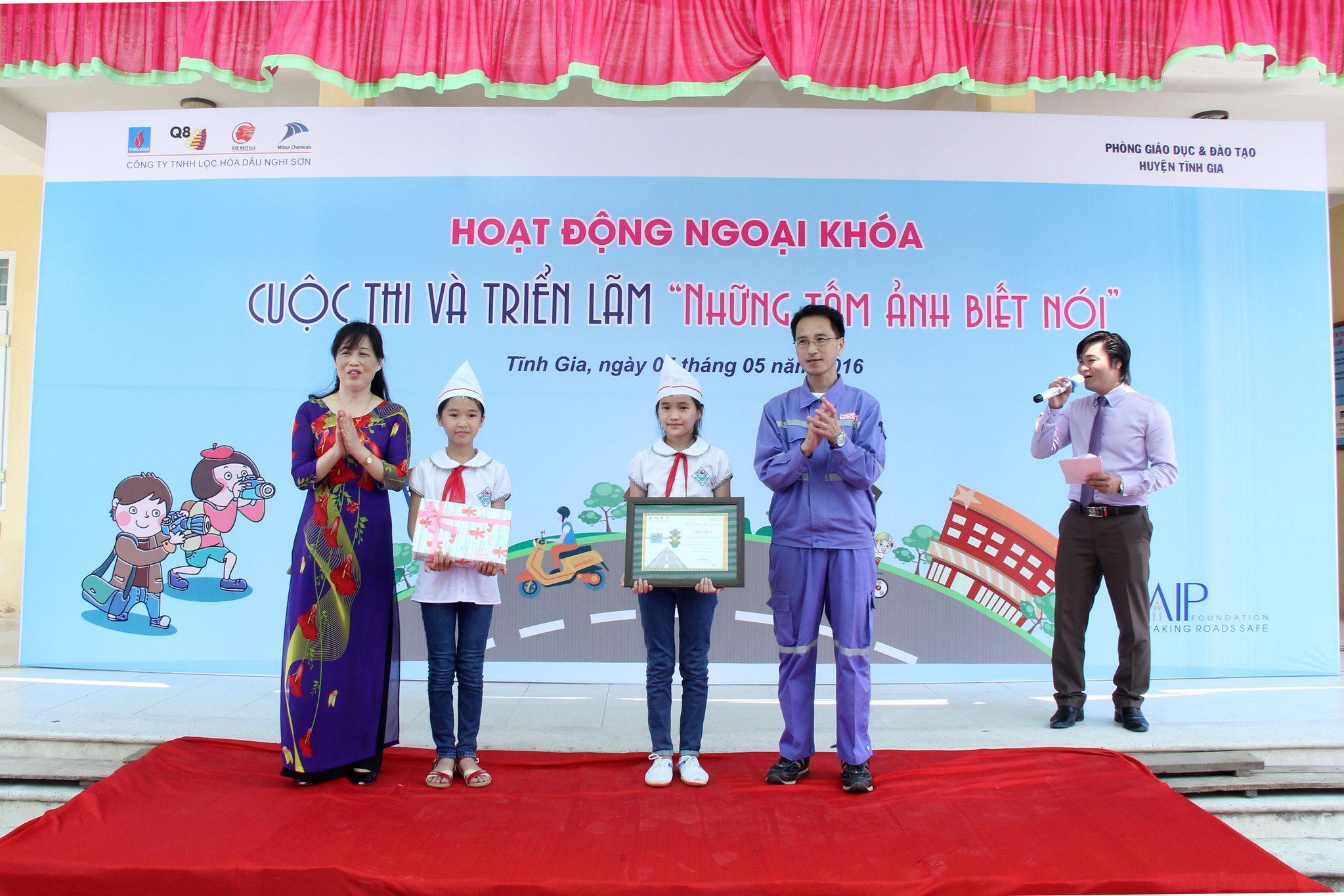 Students put on a road-safety-themed presentation to accompany their school’s photo entry for the photo exhibition.