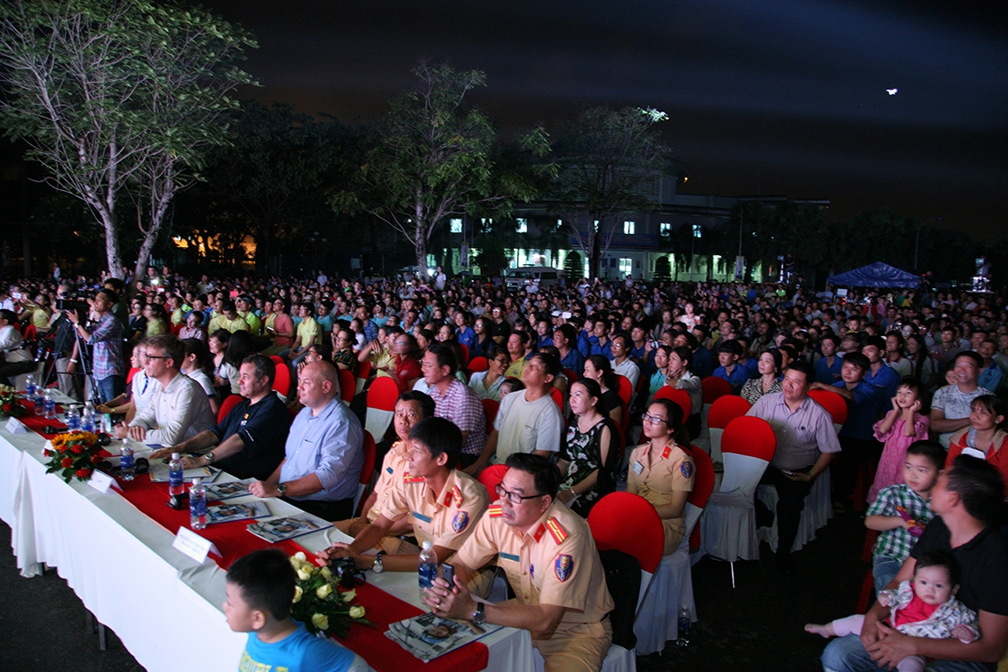 3,000 members of the Cai Mep port community in Ba Ria-Vung Tau Province, Vietnam, join truck drivers, CMIT staff, government officials, and other honored guests at the event.