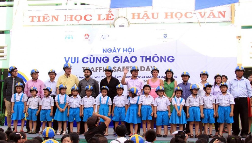 Students, government representatives, Swedish Embassy representatives and AIP Foundation celebrate traffic safety