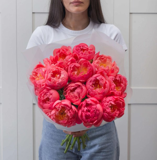 букет из 13 пионов Coral