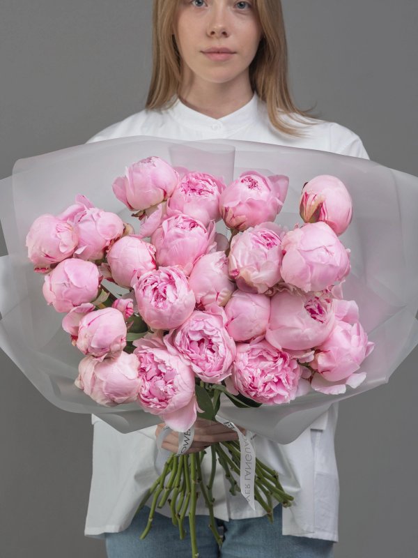 букет из 21 пиона Sarah Bernhardt
