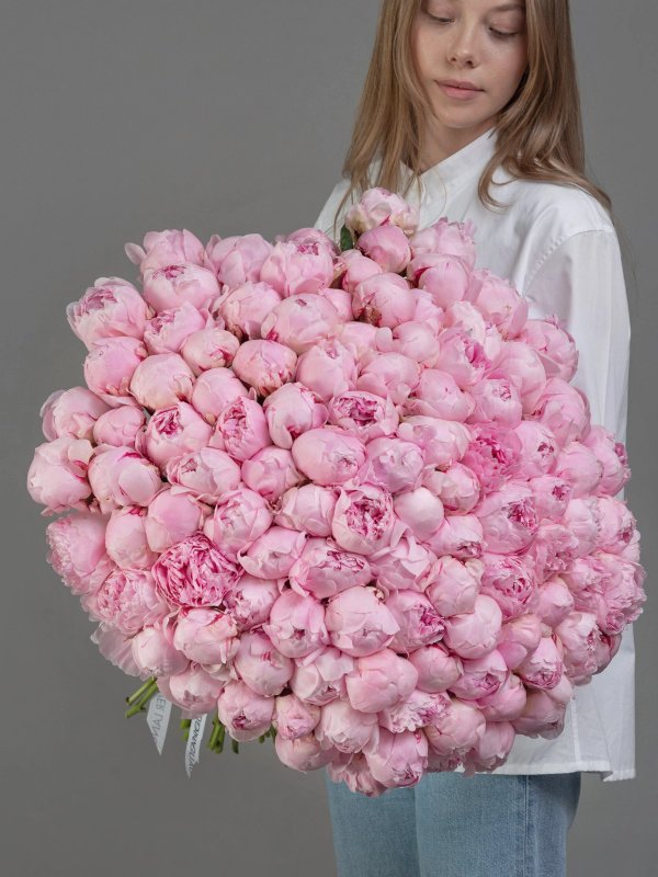 букет из 101 пиона Sarah Bernhardt