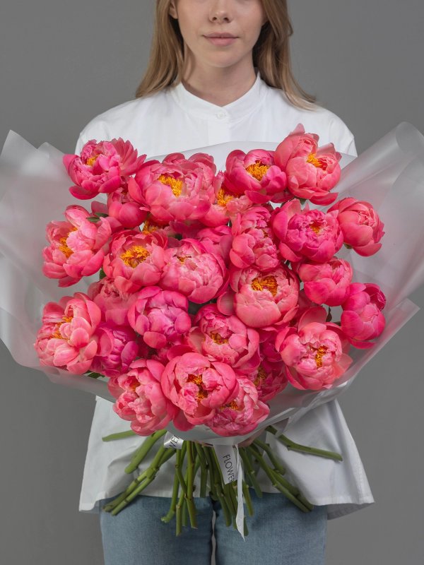 букет из 31 пиона Coral