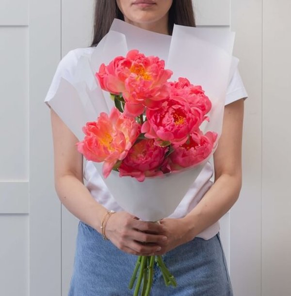 букет из 7 пионов Coral