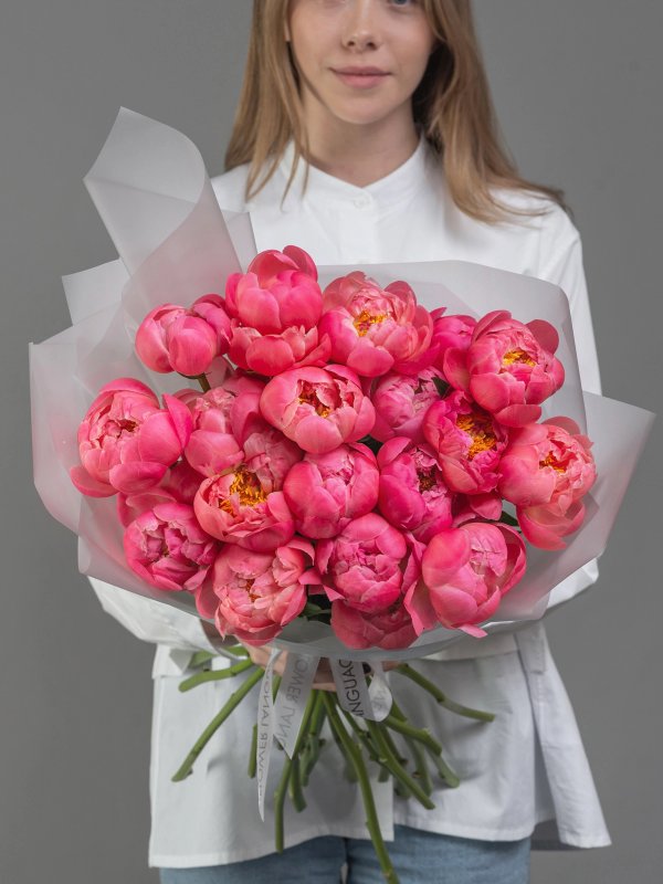 букет из 21 пиона Coral