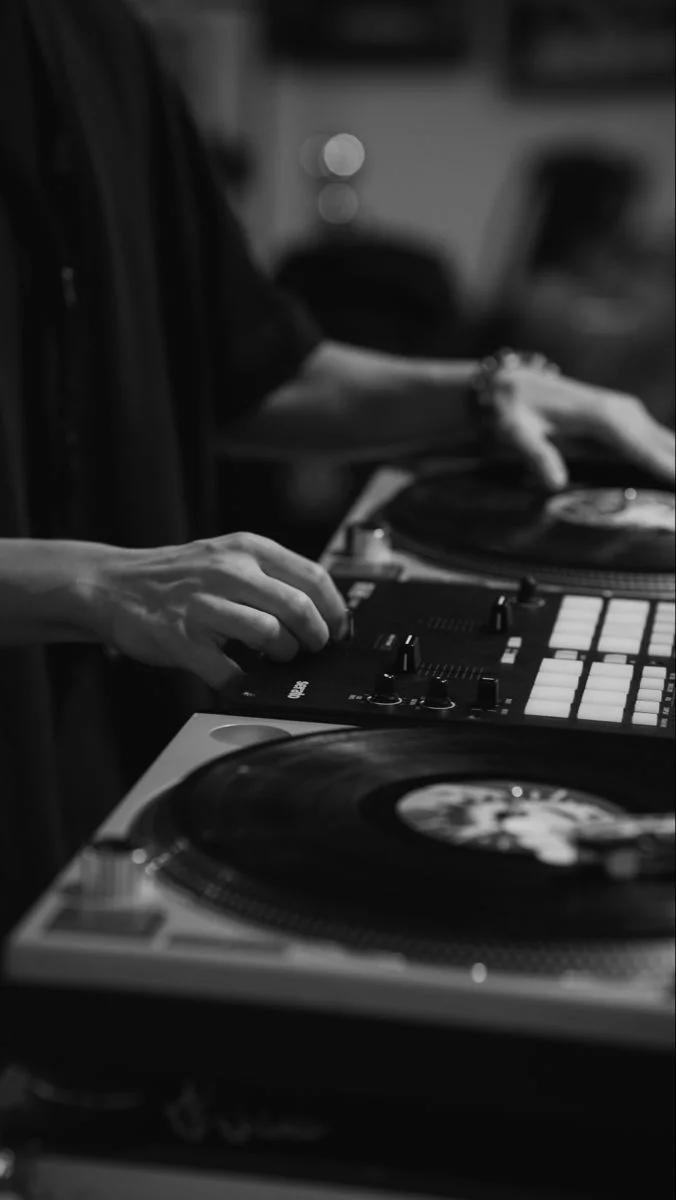 Aperitivo Speciale del 25 aprile con DJ Set | In Piazzetta 