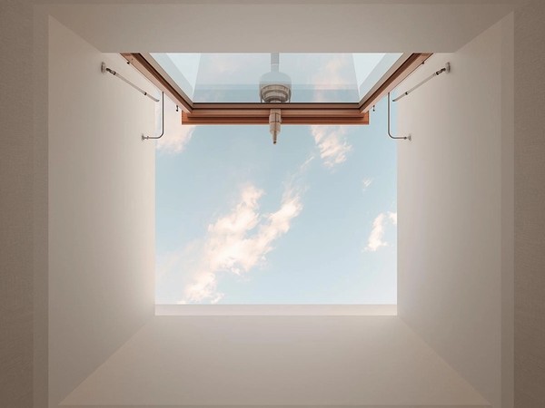 Skylight hinge