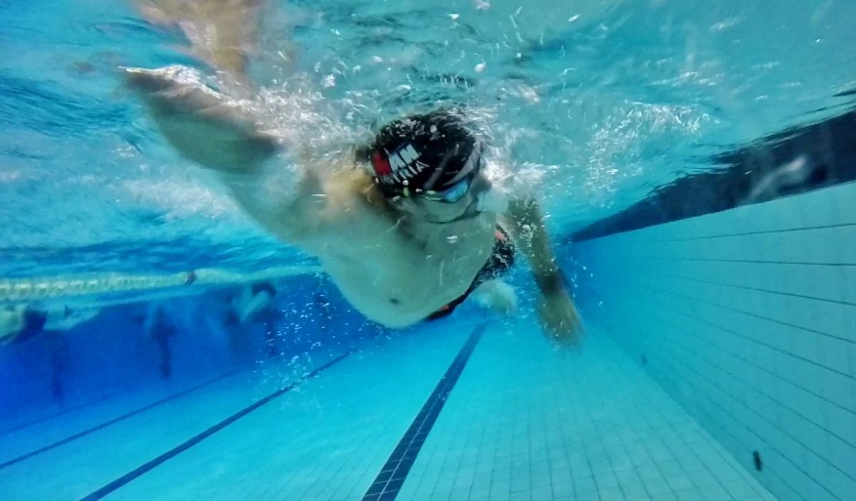 Swim technique coaching: crawl in an outdoor 50 m pool