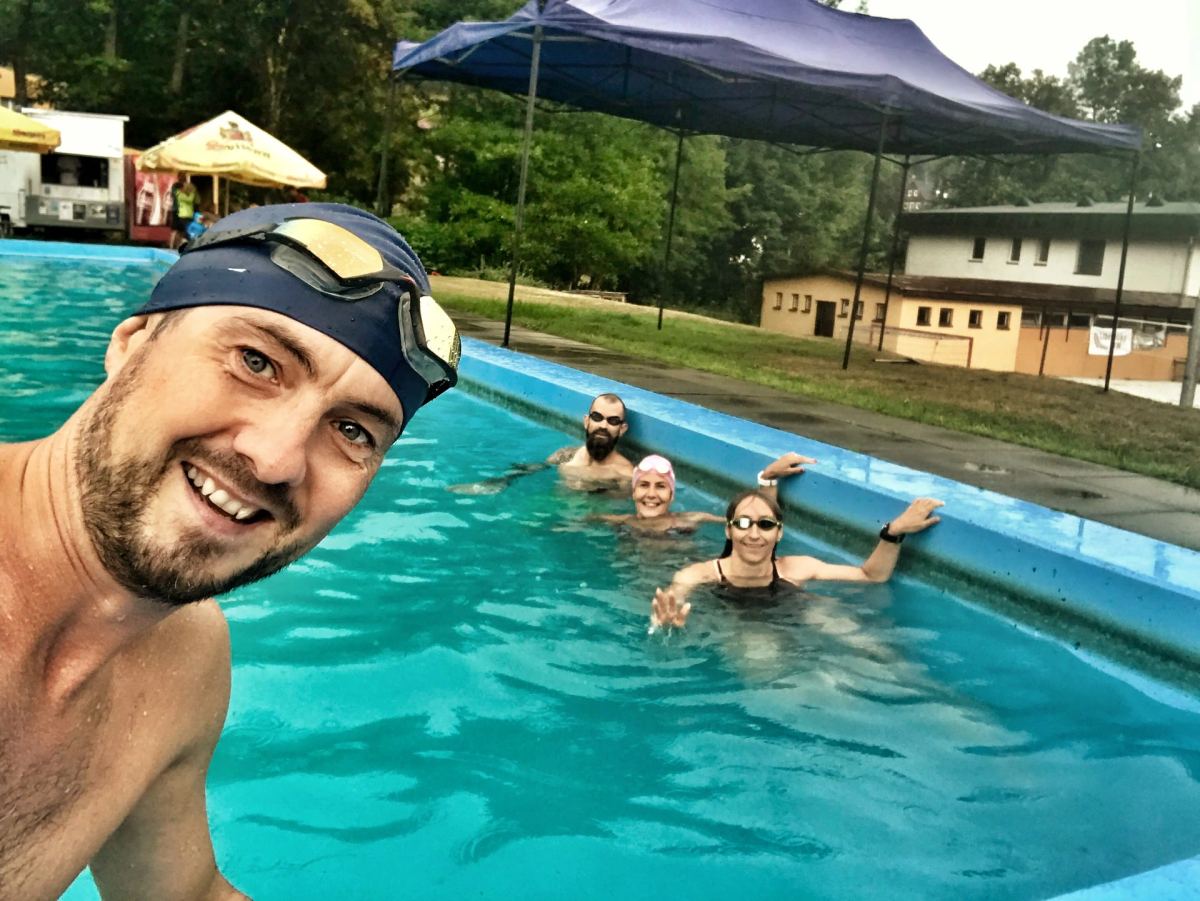 Dalibor Smažinka se skupinou plavců během tréninku v bazénu