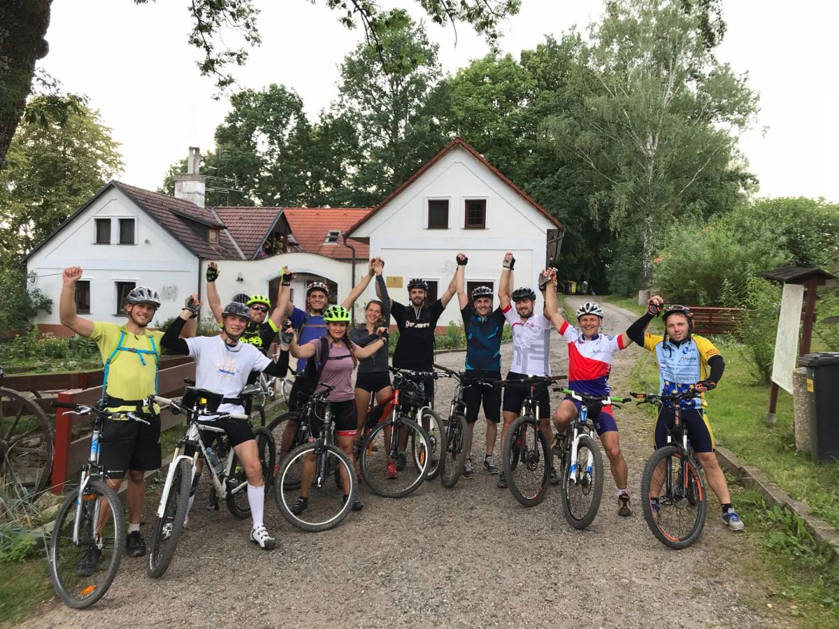 Triatlonová tréninková skupina slaví po společné vyjížďce