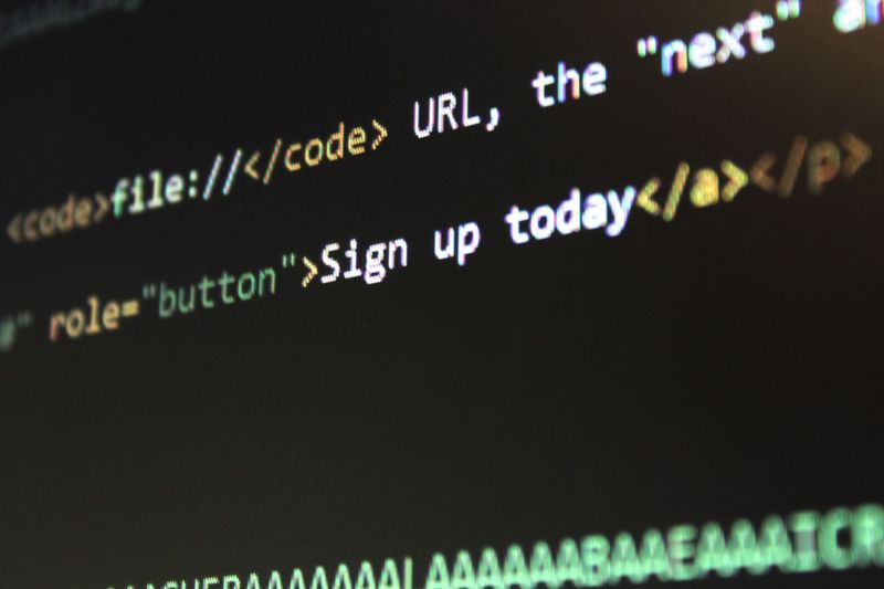 HTML-код на мониторе — домены являются точкой входа в веб-присутствие любой организации, и их безопасность критична