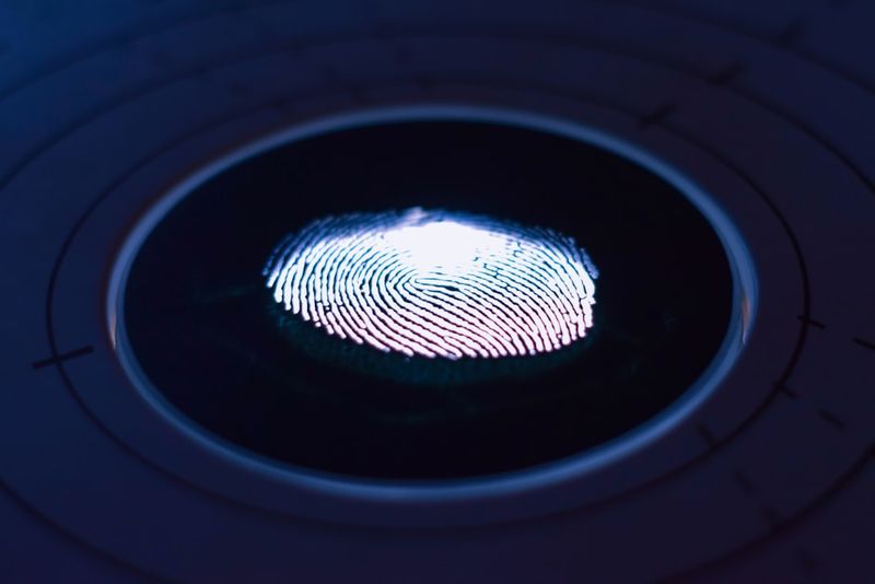 Сканирование отпечатка пальца — аналогия с browser fingerprinting: уникальная идентификация без явного согласия