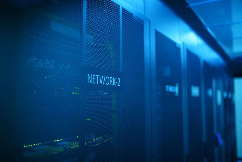 Серверная комната с синей подсветкой — Zero Trust переносит защиту с периметра на каждый элемент инфраструктуры