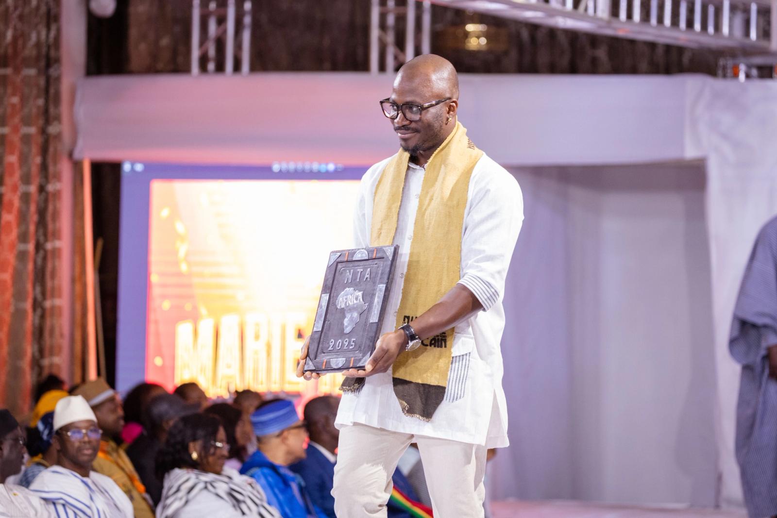 Remise d'une plaque « NTA Africa 2025 » sur la scène de l'événement.