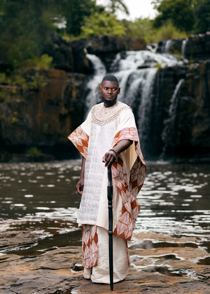 Création de Marie Kaba inspirée du bogolan malien, alliant motifs géométriques, élégance contemporaine et héritage textile africain dans un écrin naturel.