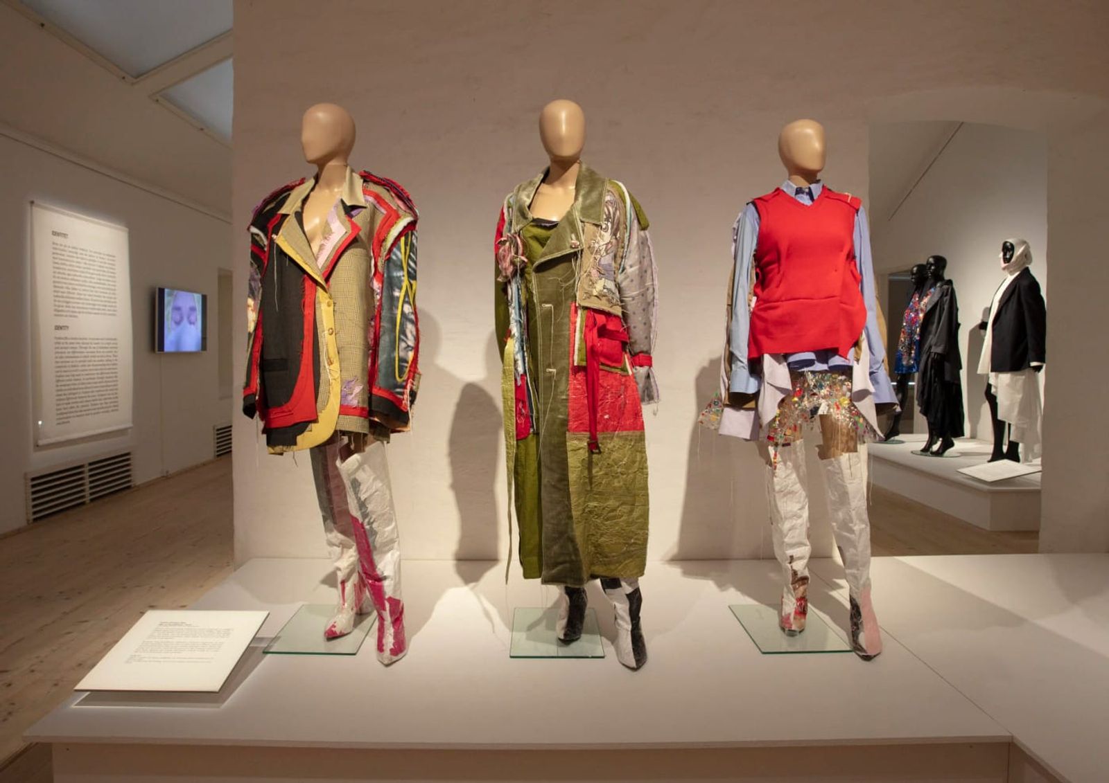 Exposition de mode présentant des créations upcyclées et déconstruites, illustrant les démarches de circularité et de réemploi textile.