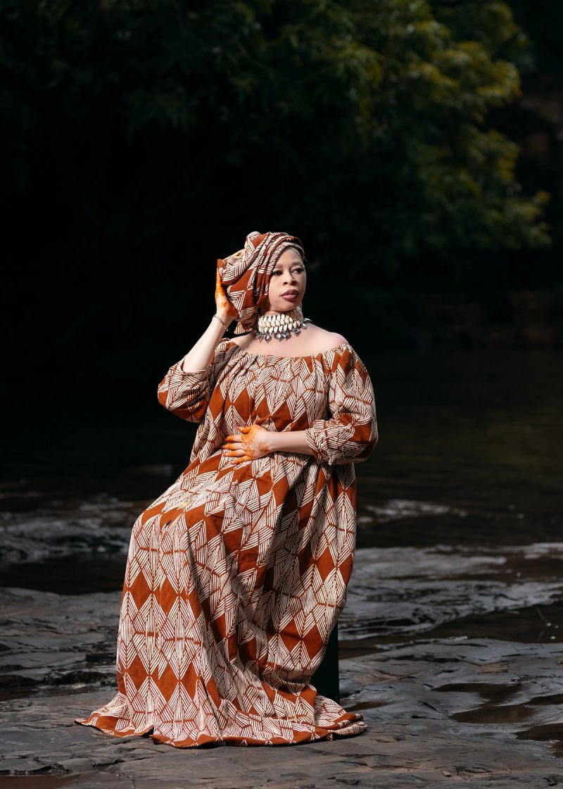 Haute couture en bogolan du Mali. Une création qui célèbre le patrimoine textile malien à travers des motifs géométriques, des étoffes aux tons terre et un savoir-faire inspiré des traditions africaines.