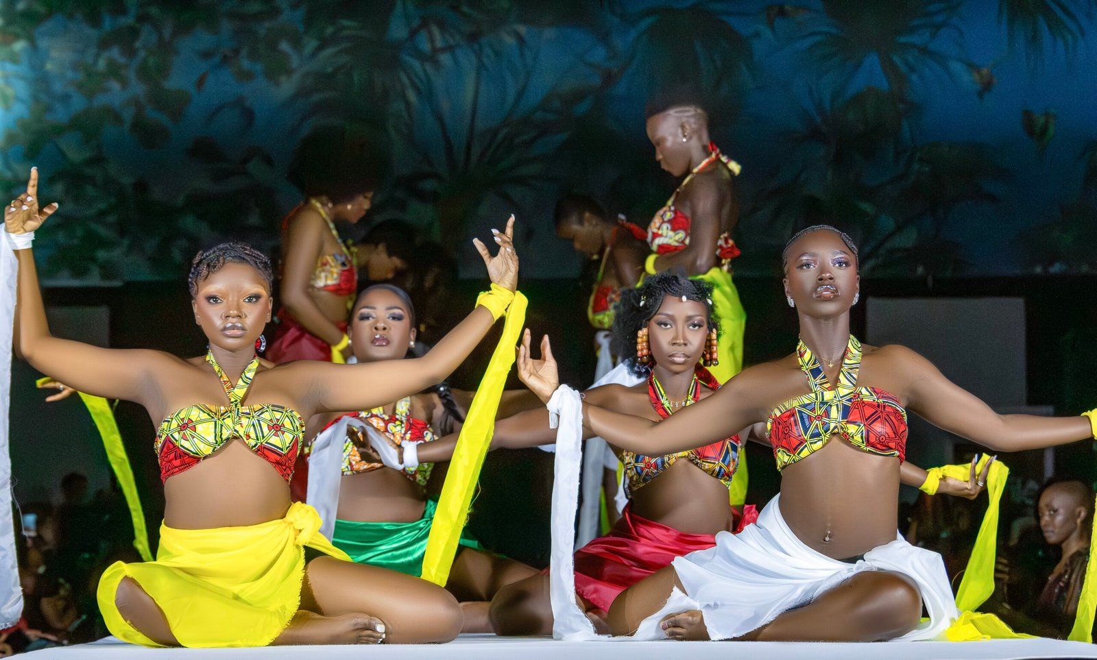Groupe de mannequins en tenues colorées sur le podium de ZE DÉFILÉ.