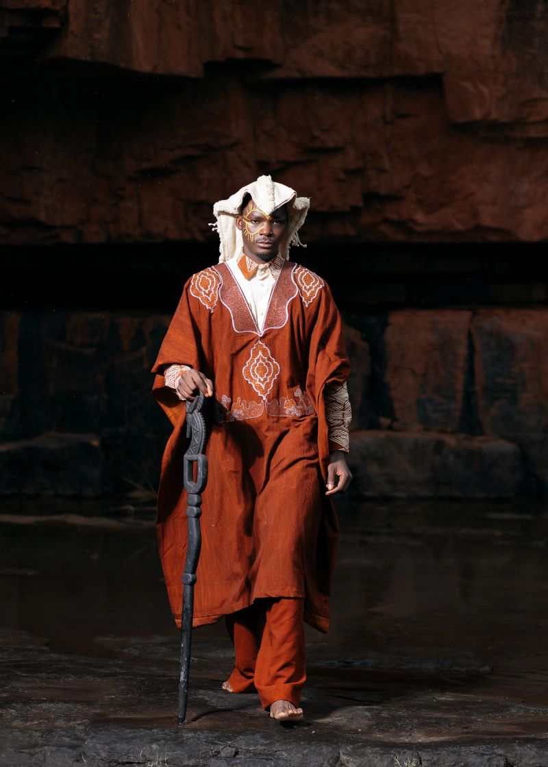 Un mannequin en bogolan revisité par Marie Kaba, célébrant l’élégance, l’artisanat et le patrimoine culturel malien.