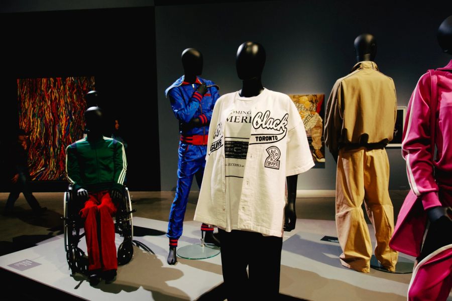 Création textile présentée dans un univers éditorial contemporain.