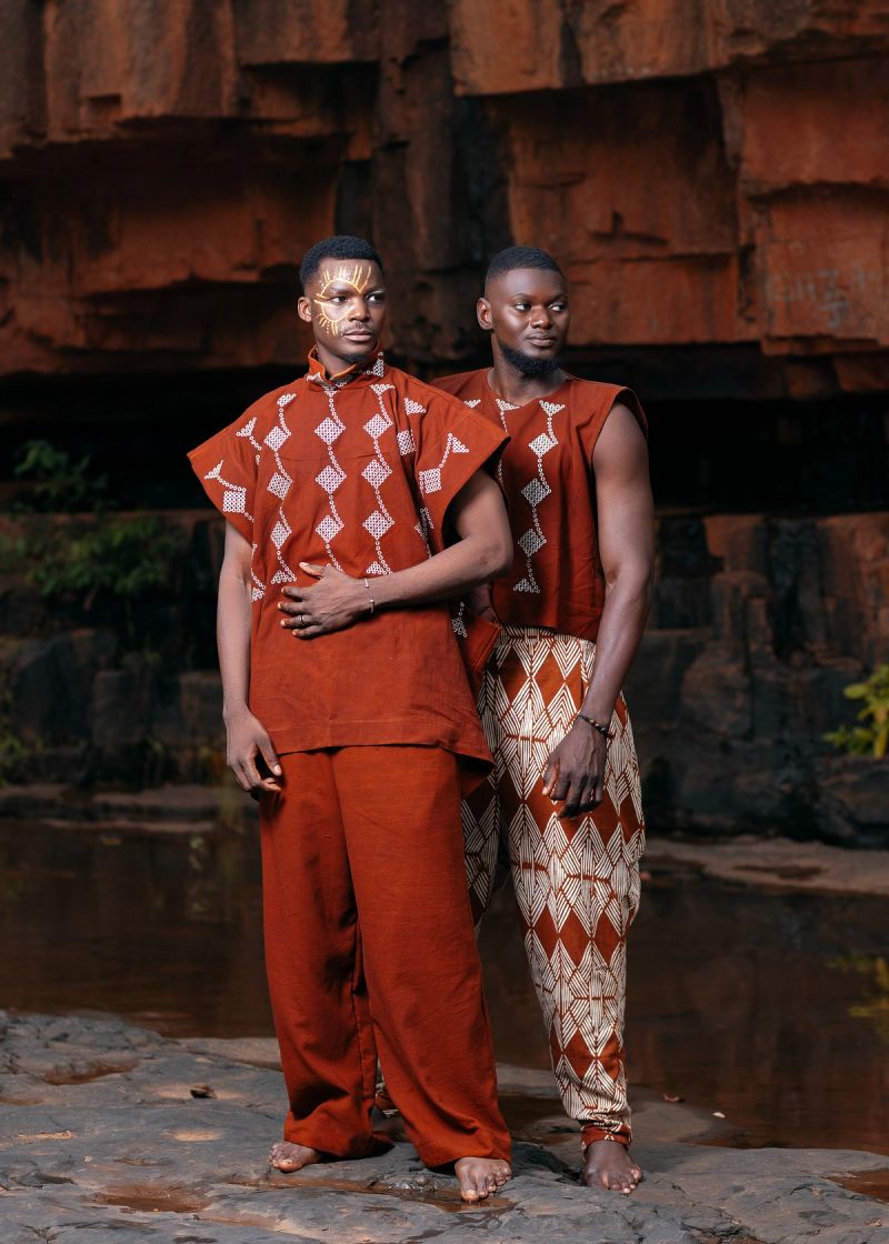 Deux silhouettes masculines en créations de Marie Kaba, sublimant le bogolan et le savoir-faire textile malien entre tradition, identité culturelle et haute couture contemporaine.