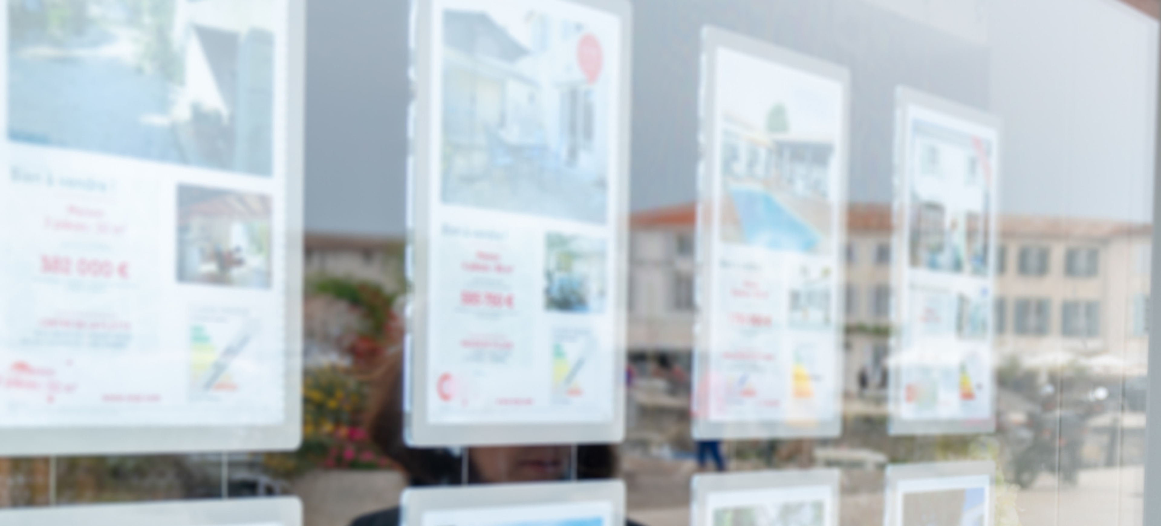 Digital Signage for Estate Agents: Turning Window Displays into 24/7 Sales Tools