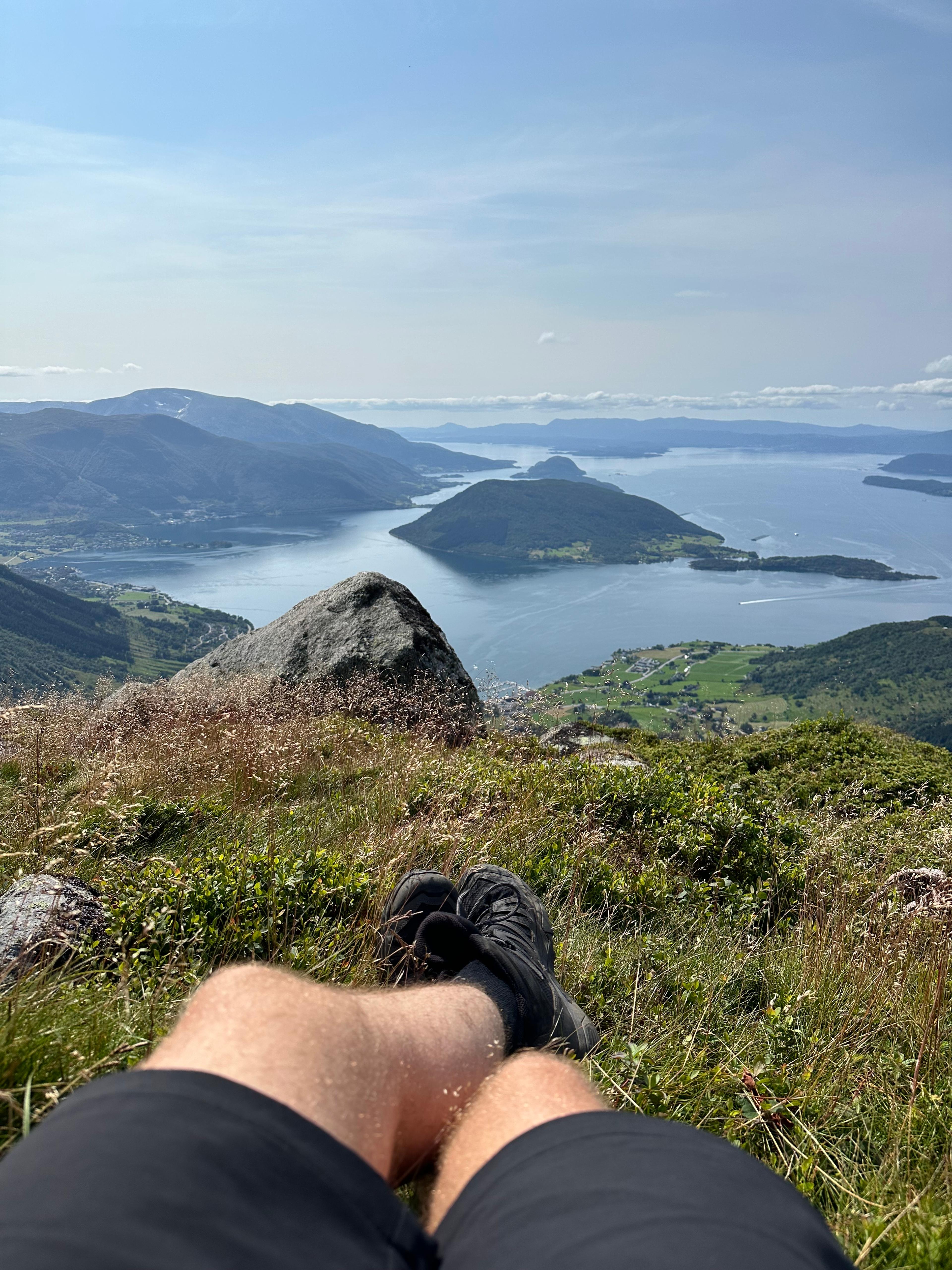 Hvil i lyngen med utsikt over fjorden