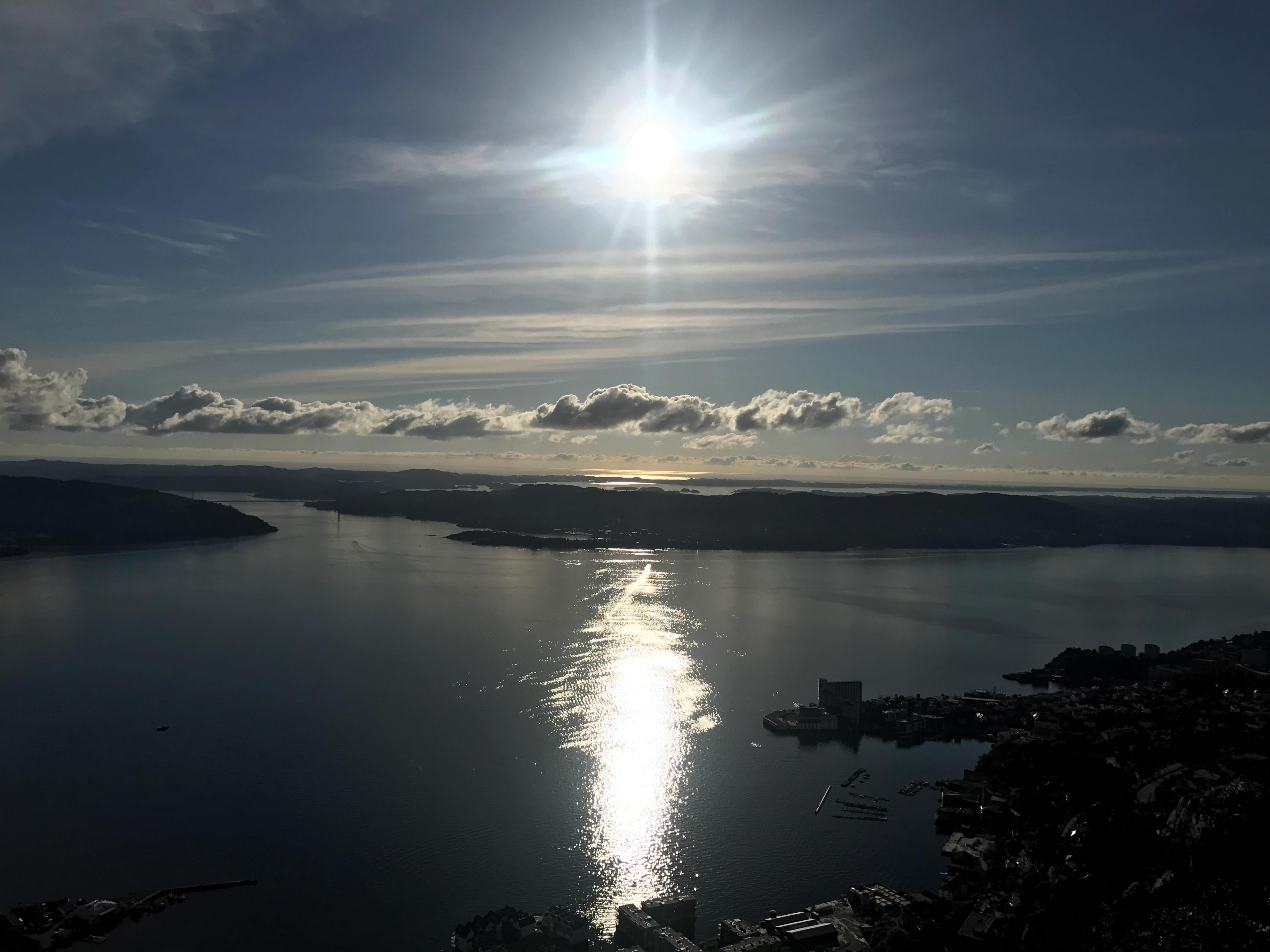 Kveldssol over fjorden sett fra Stoltzekleiven, med lyset som speiler seg i vannet.