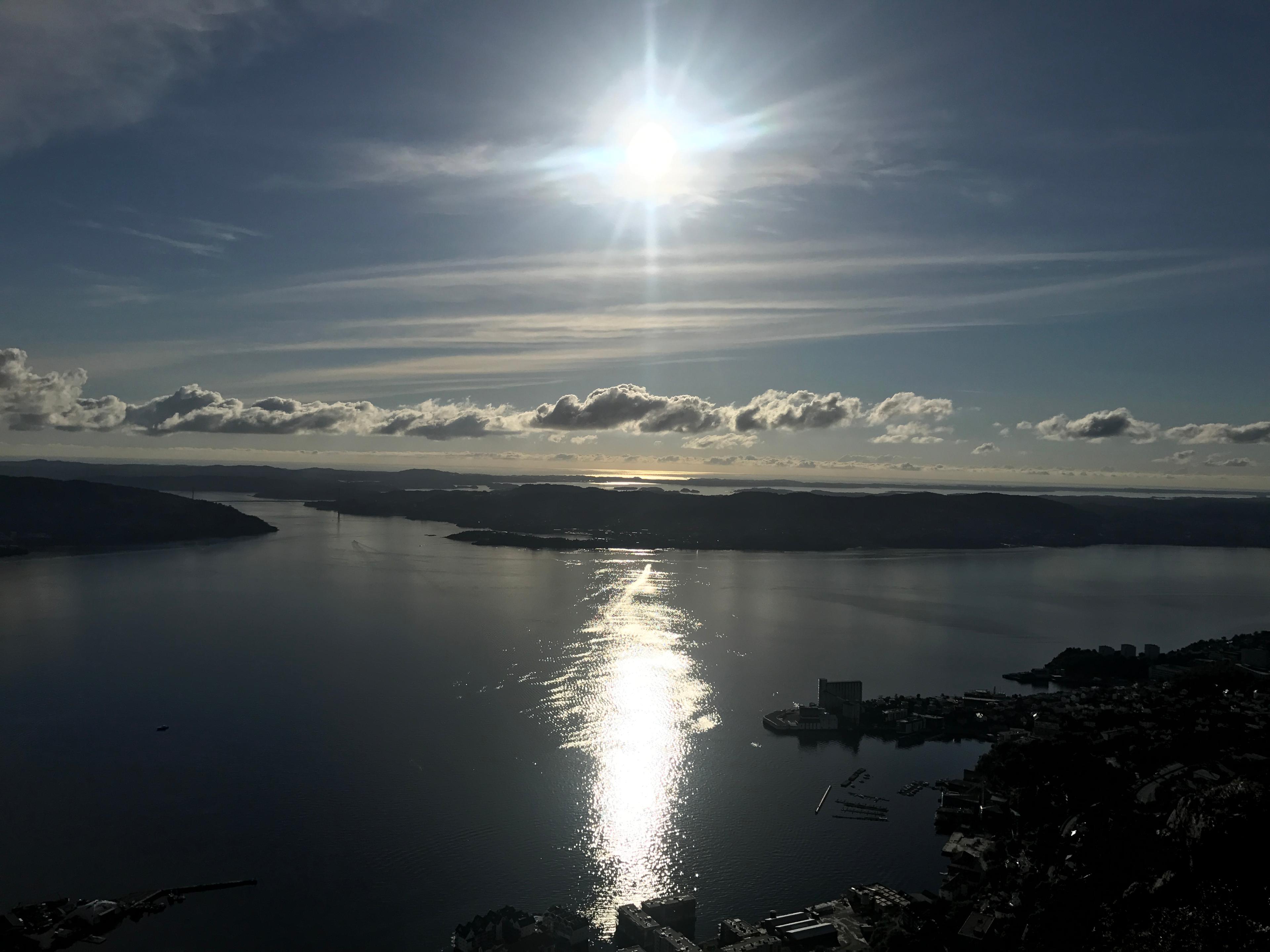 Kveldssol over fjorden sett fra Stoltzekleiven, med lyset som speiler seg i vannet.