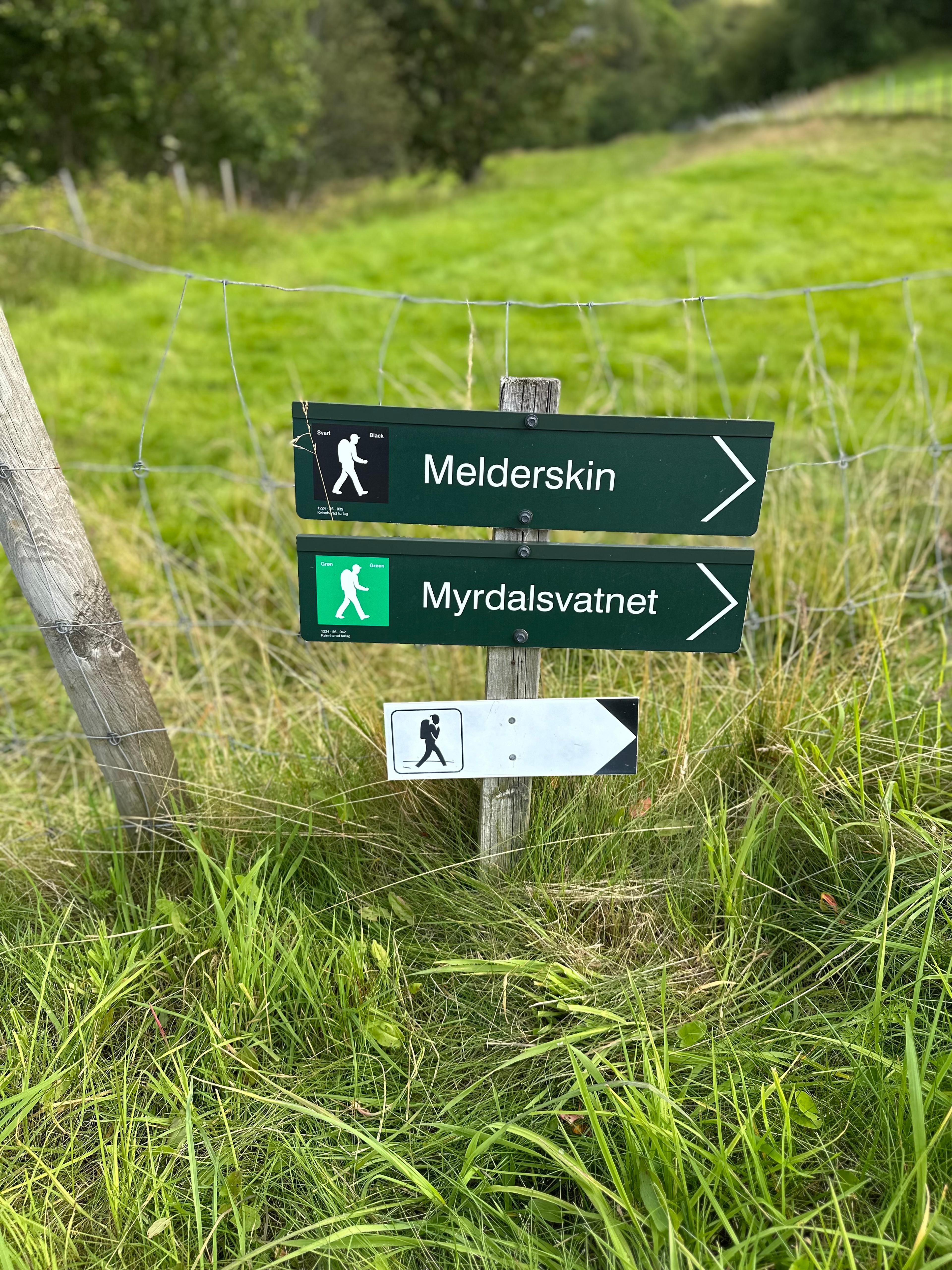 Skilt mot Melderskin og Myrdalsvatnet der stien starter