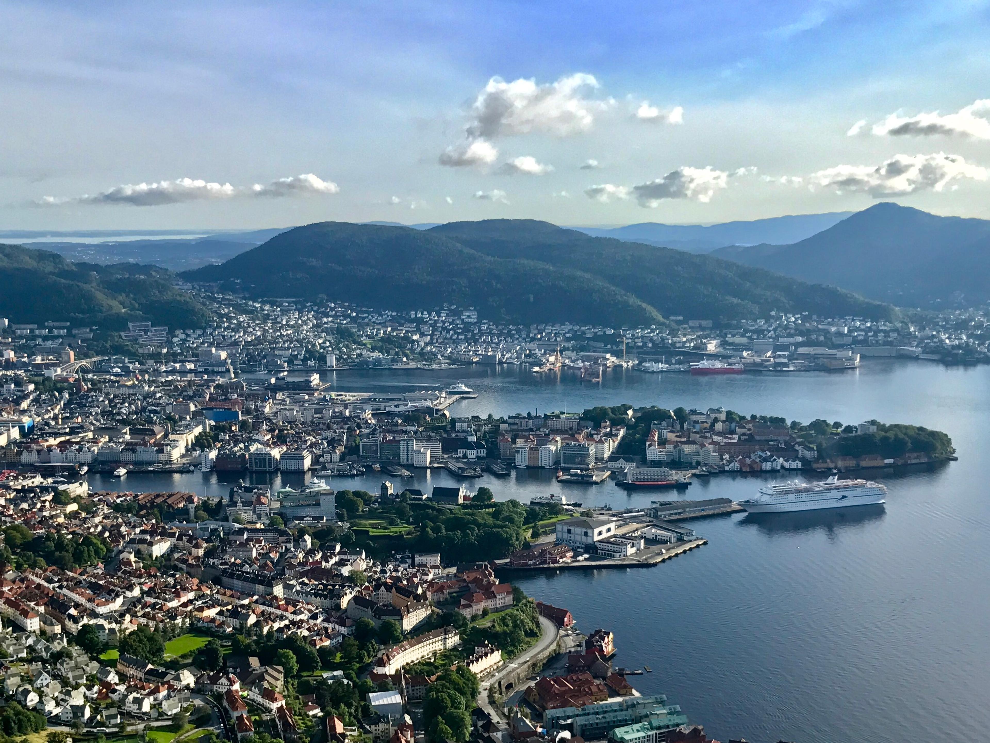 Bergen sentrum og havna sett fra Stoltzekleiven, med cruiseskip ved kai.