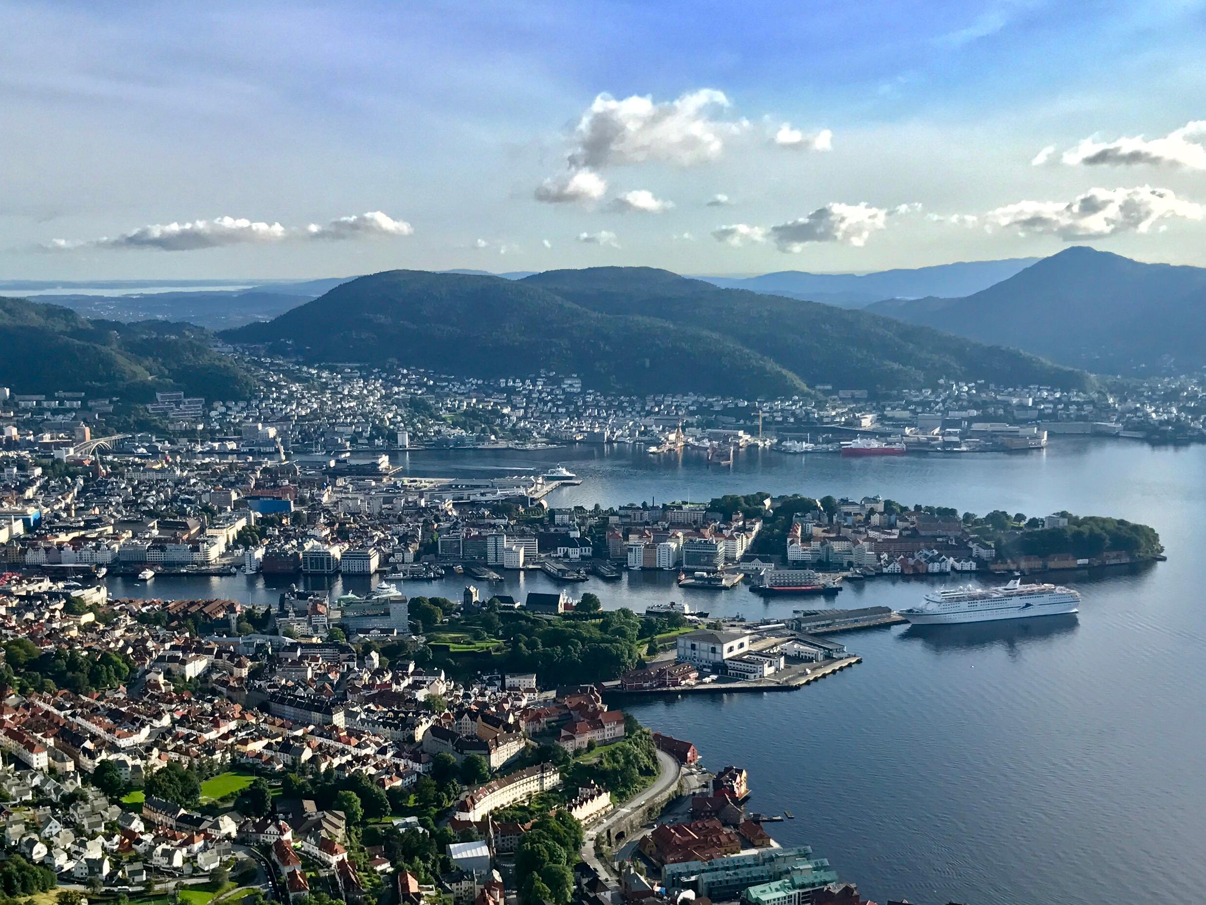 Bergen sentrum og havna sett fra Stoltzekleiven, med cruiseskip ved kai.