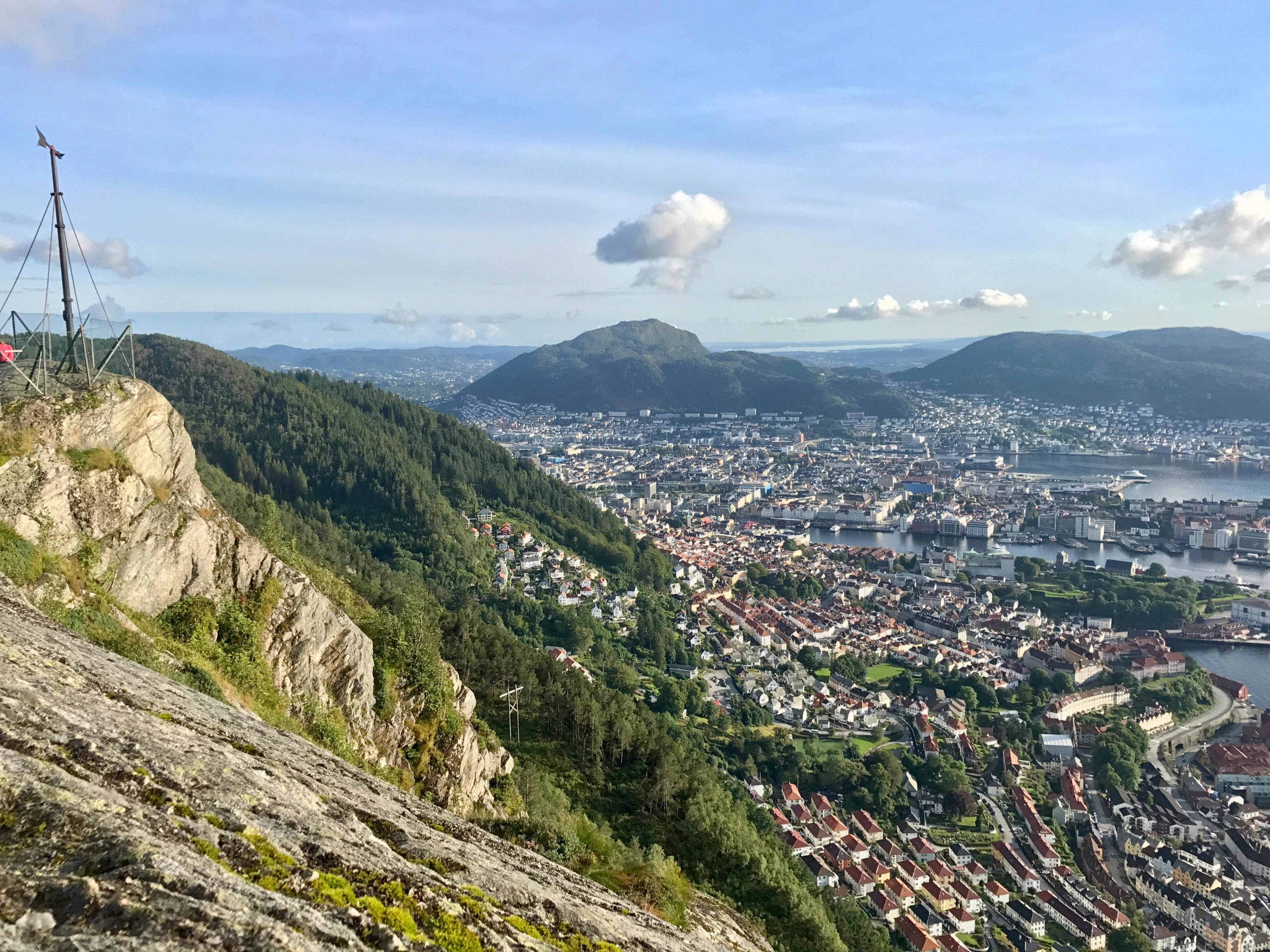 Utsikt fra Stoltzekleiven over Bergen sentrum og fjellene rundt byen.