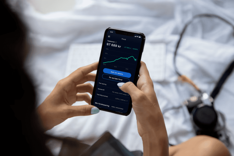 Bilde av dame som holder telefon