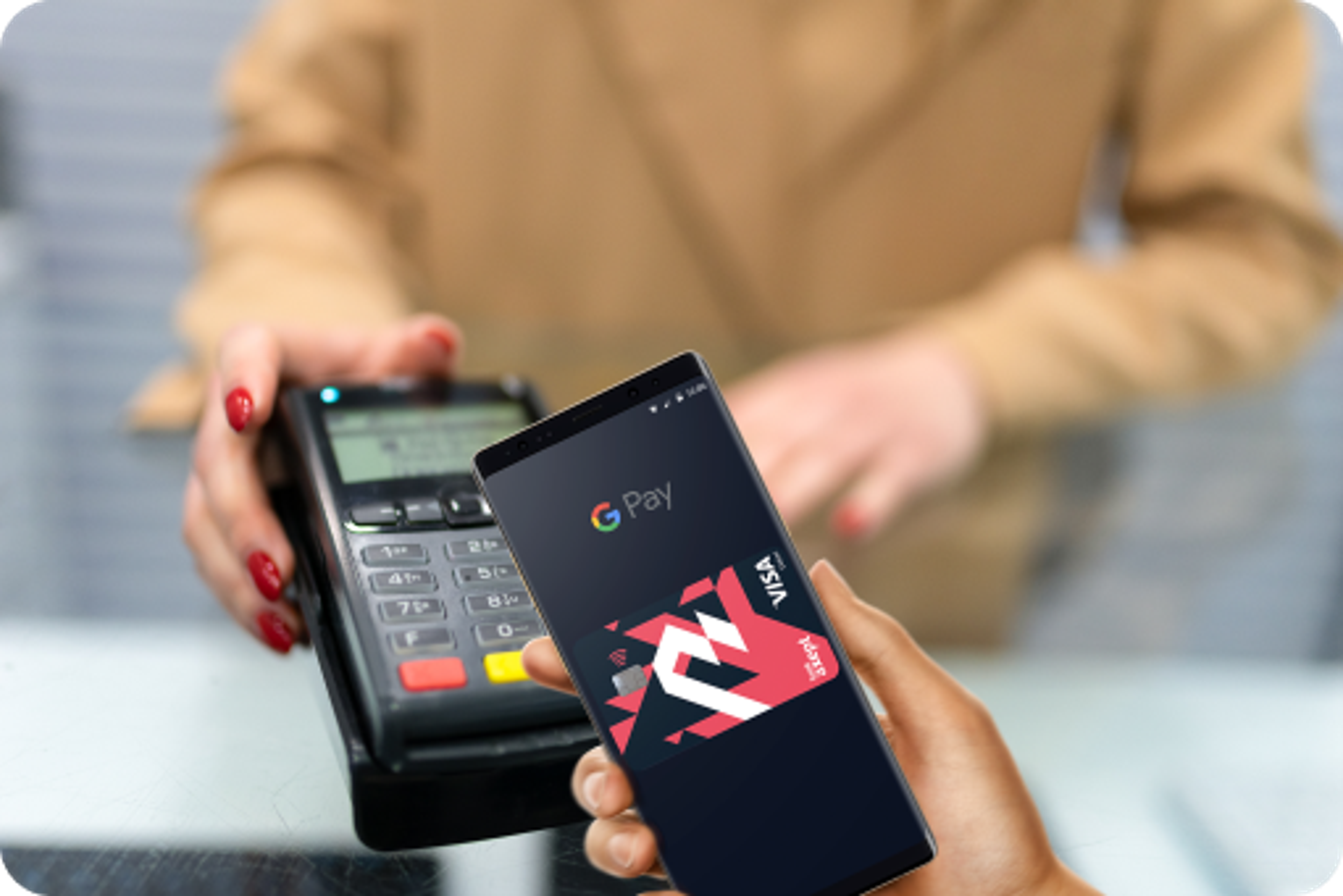 Bilde av kunde som betaler med Google Pay