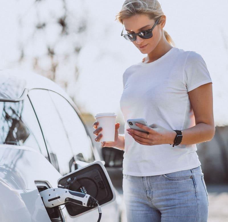 Bilde av dame som holder telefon og kaffe