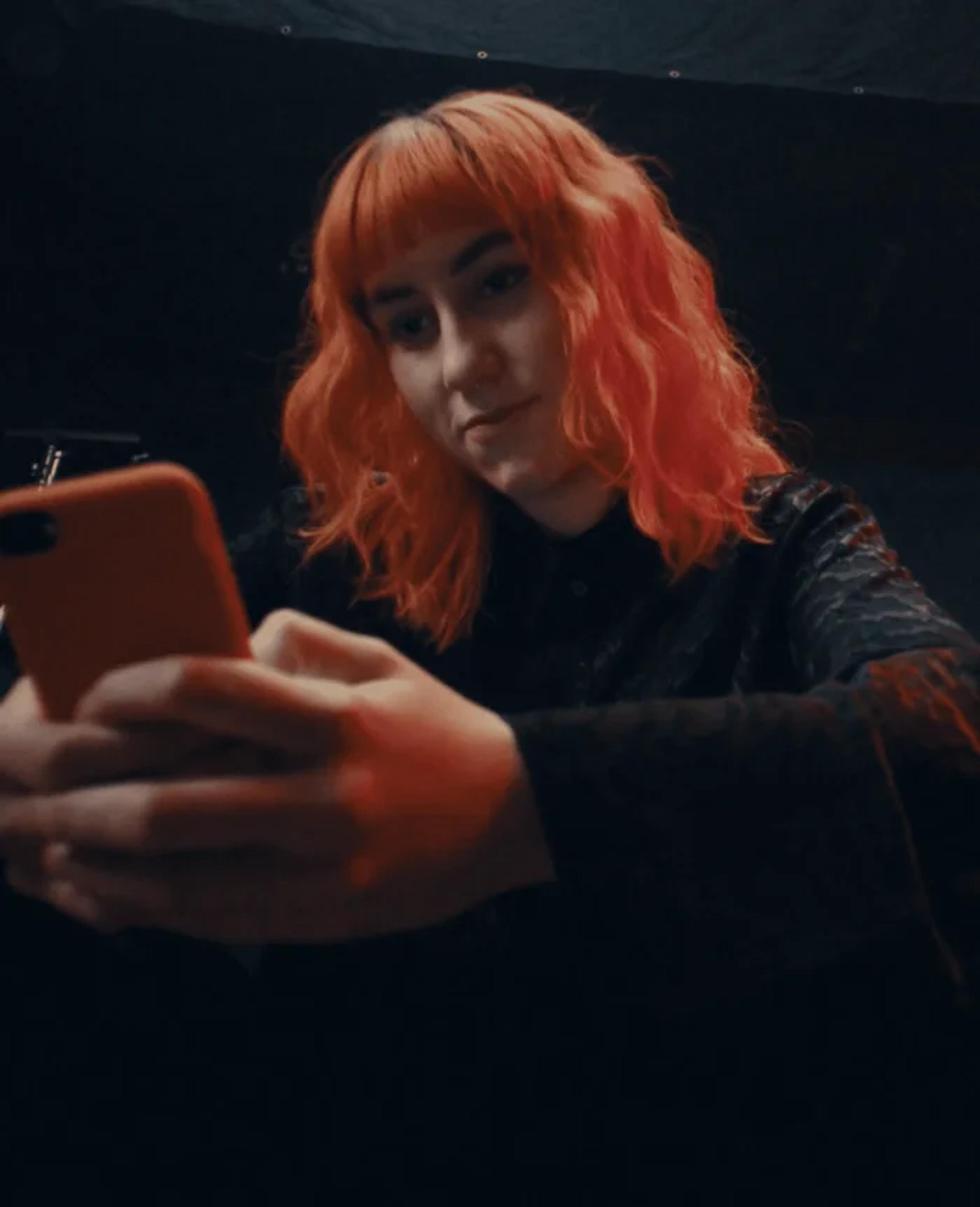 Bilde av dame som holder telefon