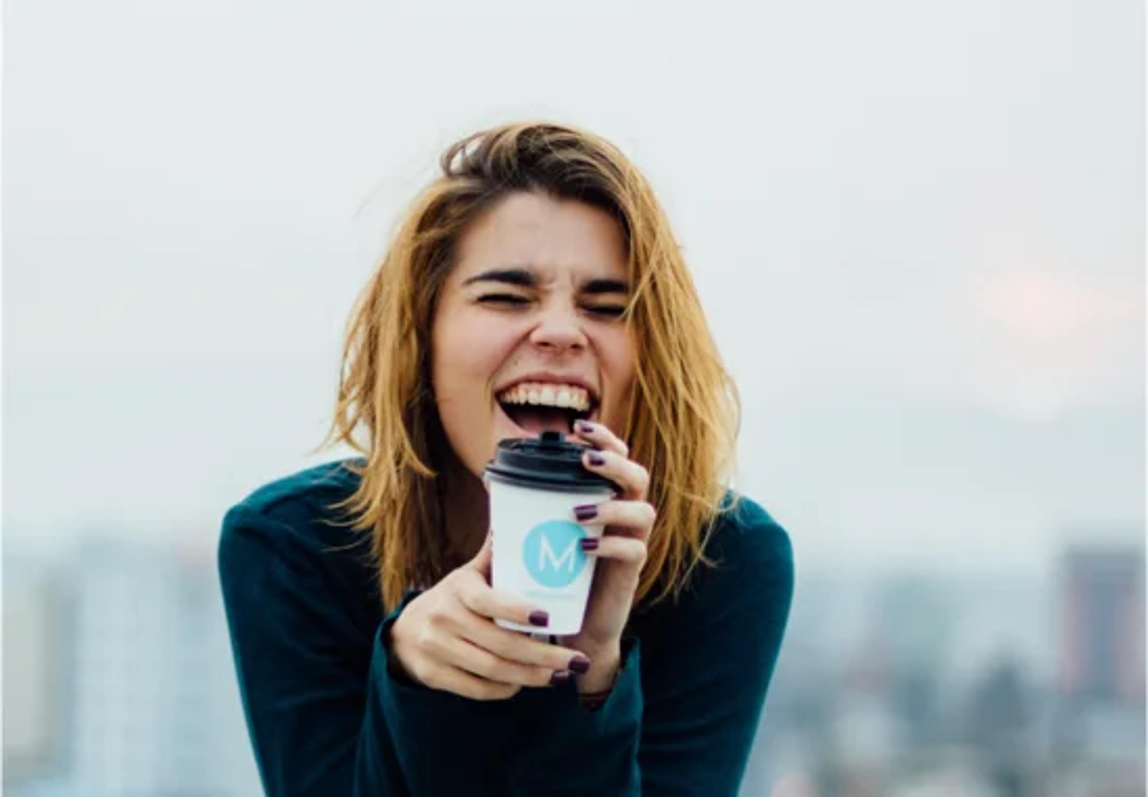 Foto: Jacob Mejicanos, Unsplash. Kvinne drikker kaffe