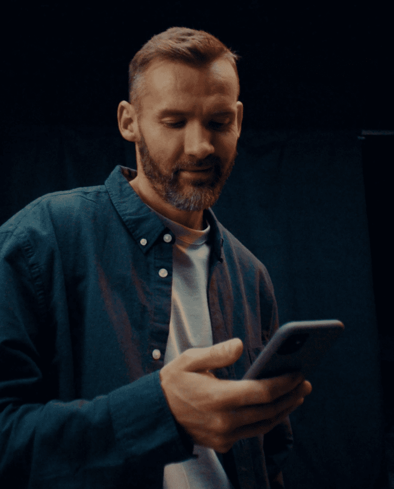 Mann med mobiltelefon i hånden