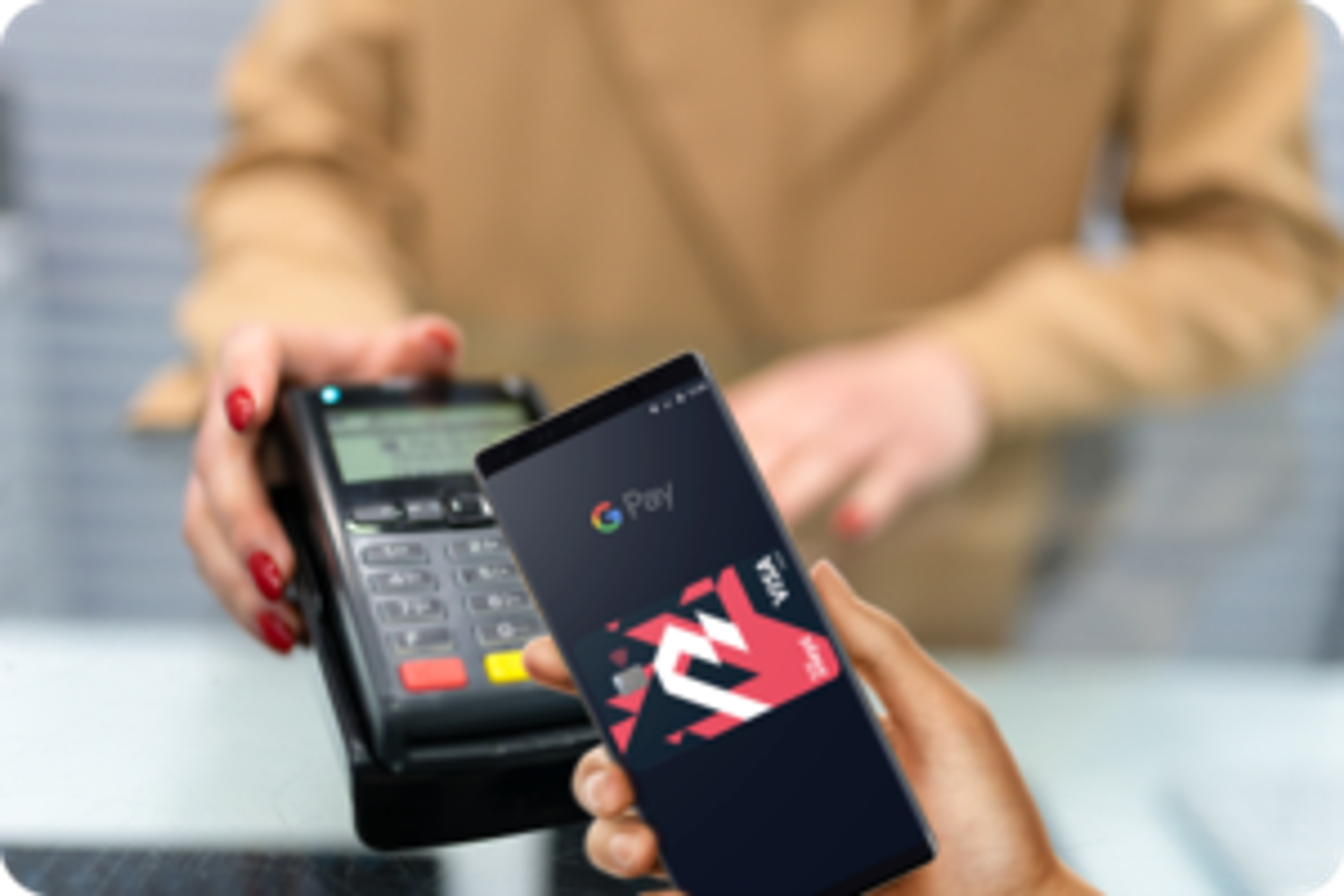 Bilde av person som bruker Google Pay